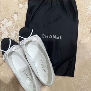 CHANEL Women's Black and Cream Flats
